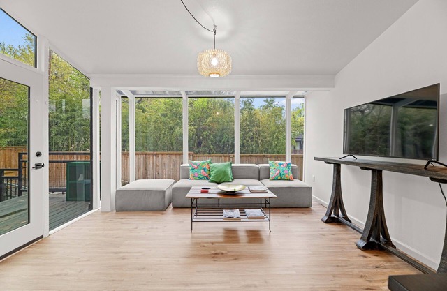 Luxurious 3 Bed Home w/Pool in Kessler Park