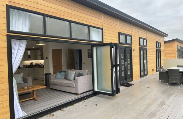 Luxurious 3 bed Lodge with private hot tub close to city of Cambridge