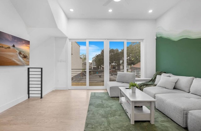 Luxurious 3 Bed3 Bath Near Downtown Houston