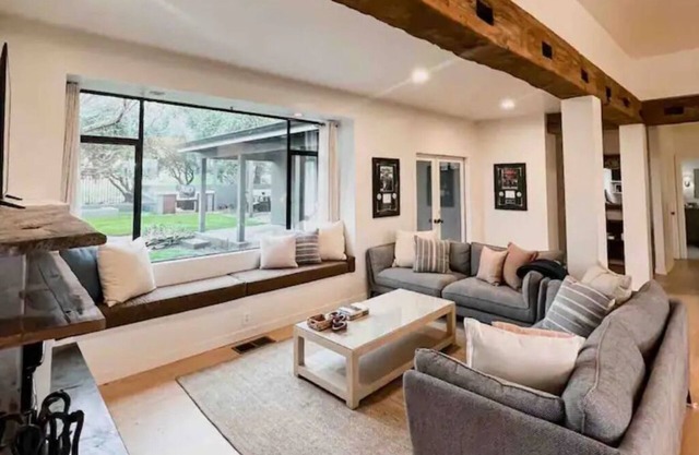 Luxurious 3-BR Home: BBQ Grill, Hot Tub & Fire Pit