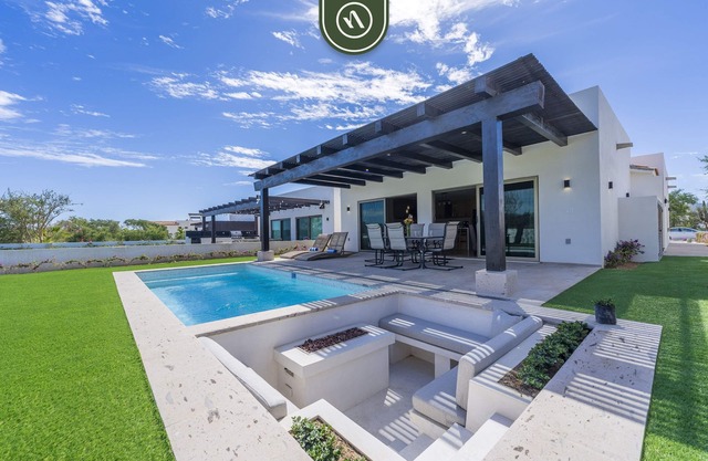 Luxurious 3 BR Villa - Private Pool - Golf Access