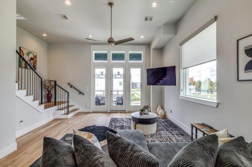 Luxurious 3 story home in Houston! Elegance galore