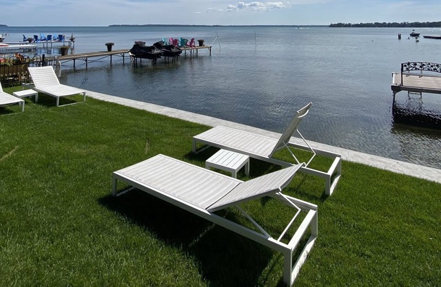 Luxurious 4 Bedroom Waterfront Cottage in Innisfil! Perfect for Relaxation & Fun