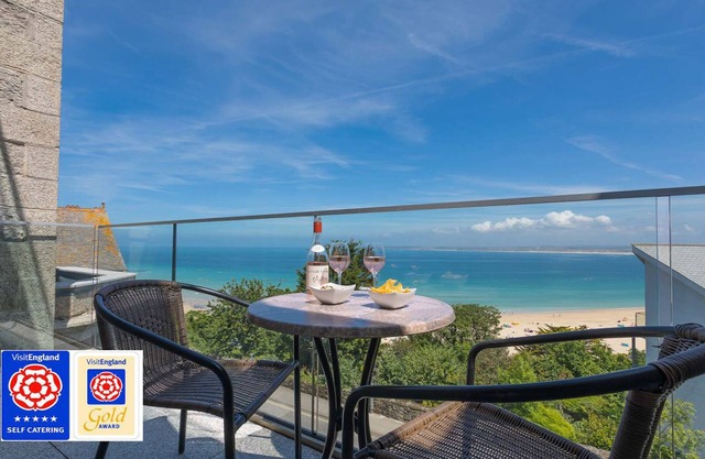 Luxurious 5* Beachfront apartment, free wifi and sky tv