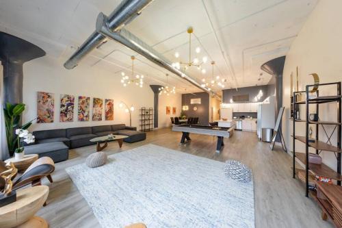 Luxurious 5BR Suite Perfect for Group of 12 guests with Pool table, Optional Parking and Gym Access Near McCormick Place and Soldier Field