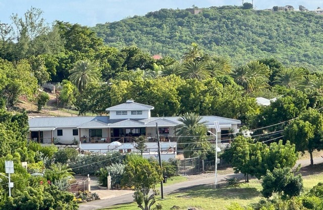 Luxurious 6 bed Villa in the heart of English Harbour, Pool, Aircon, Beach close