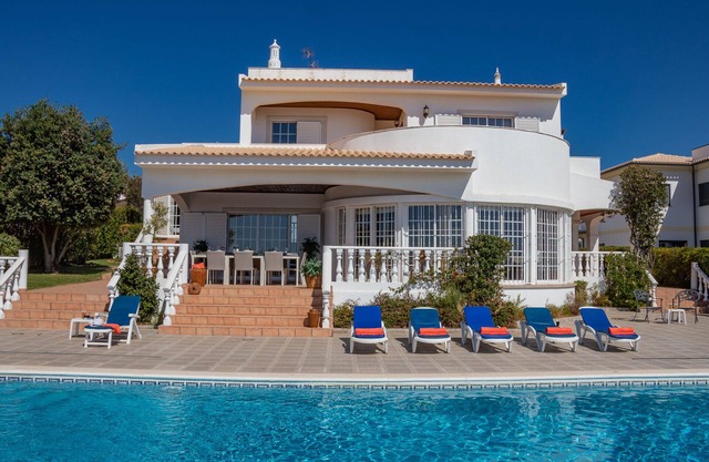 Luxurious 7 bedroom, 6 bath villa with private pool and games room - 106801/AL