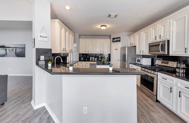 Luxurious 7-BR w Pool & Spa 25 Mins Downtown OB
