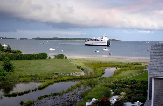 Luxurious 7bd/5bth home, stunning view, steps to beach. Chef's kitchen, AC, wifi