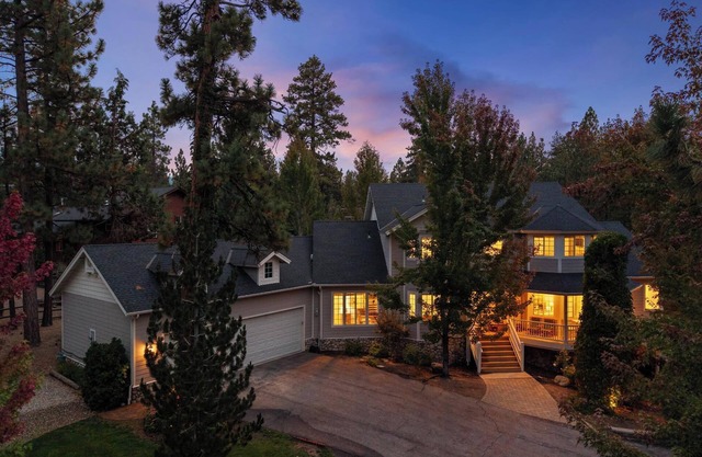 Luxurious 8 BR Estate in Fox Farm! 1.5 Acres! Fully Fenced! Dog Friendly! Hot Tub! Fire Pit! Pool Table! Foosball! Ping Pong! Poker Table!