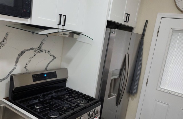 Luxurious All Private 1 bedroom Guest Suite, King bed in Lancaster with AC, WiFi