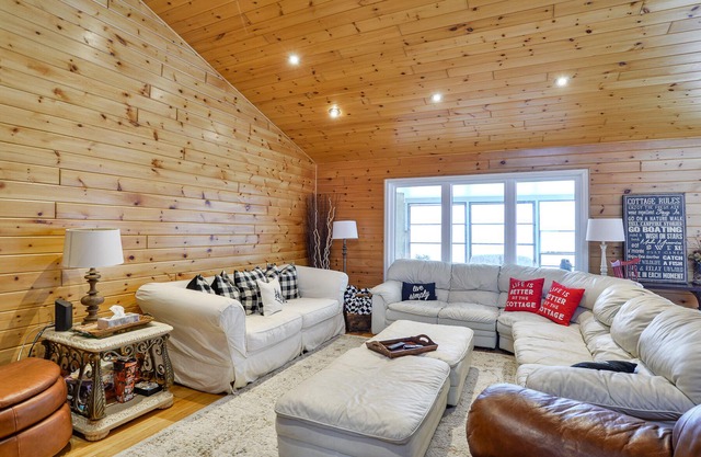 Luxurious All-season Simcoe Lakefront Cottage