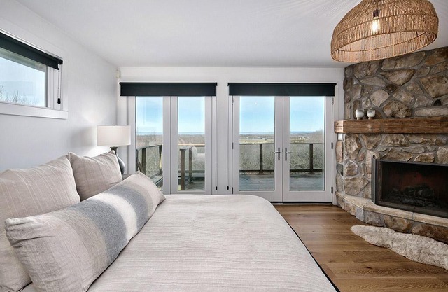 Luxurious and Chic Blue Mountain Chalet with Outstanding Views