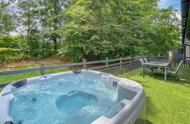 Luxurious and bespoke lodge, ideal for a family or a couple’s retreat.