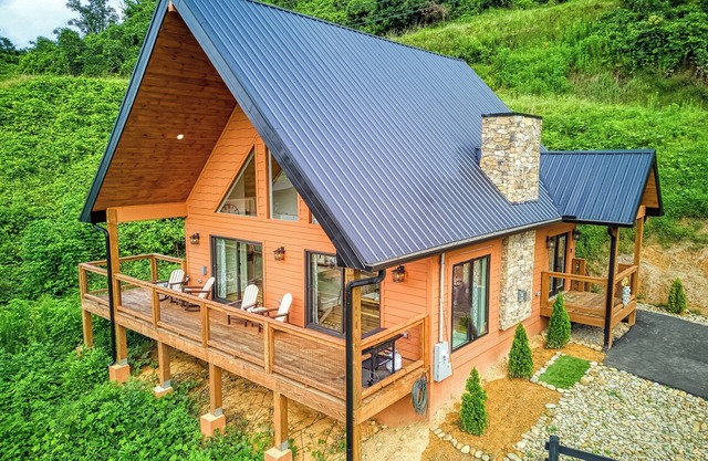 Luxurious and New Modern Mountain Chalet One+ Mile from Restaurants & Bars