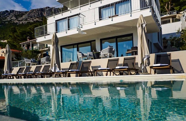 Luxurious and spacious pet friendly villa in Brela