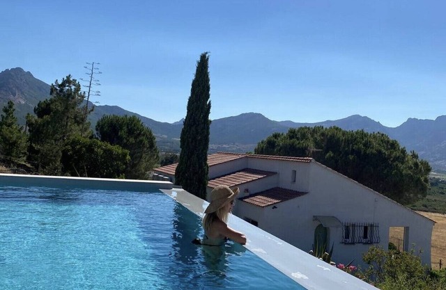 Luxurious apartment with panoramic views and heated pool - near Calvi