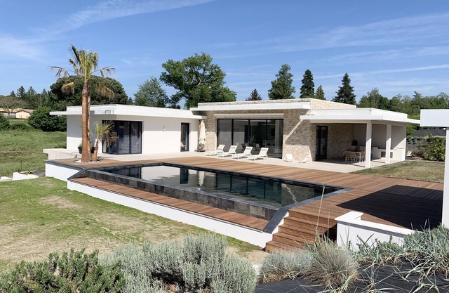 LUXURIOUS ARCHITECT VILLA with OVERFLOW SWIMMING POOL and FOREST VIEW