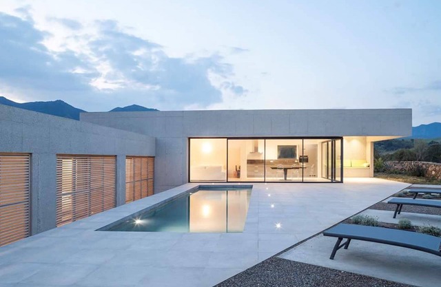 Luxurious architect-designed house, 4 bedrooms, heated pool