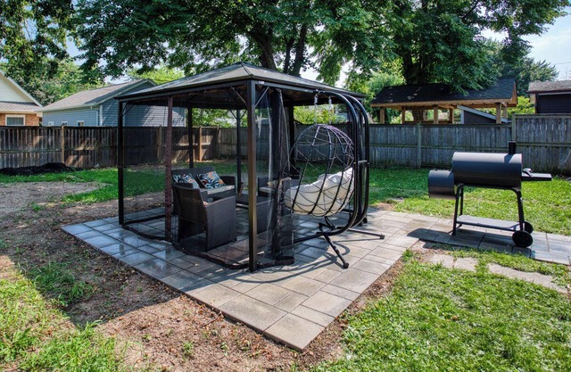Luxurious. BBQ. Pool & Splash Park. 1hr to Niagara & TO. 20 mins Lion Safari.
