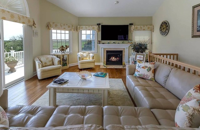 Luxurious Beach Block 4-Bdrm House for the whole family - prices reduced!