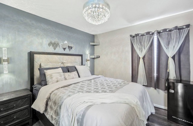 Luxurious Bedroom w/Chandelier