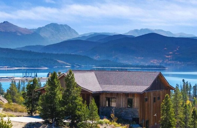 Luxurious Chalet: Epic Views, Hot Tub, K beds, Movie/Game Room, Gym, near RMNP