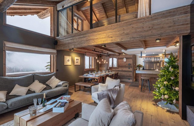 Luxurious Chalet for 15 with Spa, Terrace, and Private Shuttle in Méribel