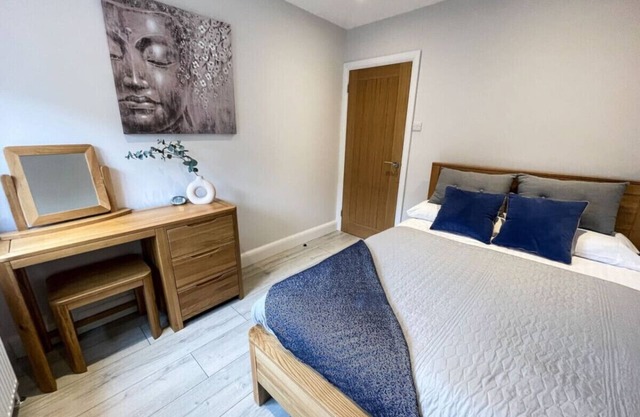 Luxurious City apartment - short walk from station
