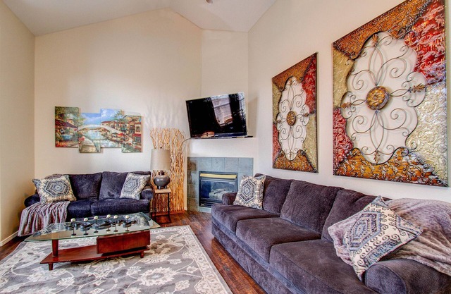 Luxurious City Living With Private Hot Tub & EV Charger
