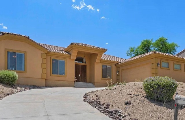 Luxurious, comfortable & spacious house on single floor - central location