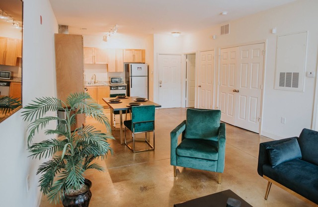 ★Luxurious & Comfy ~ Serene Location ~ ♛Royal Beds