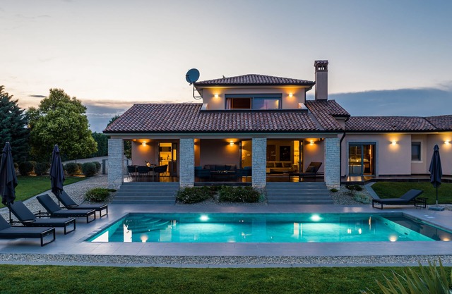 Luxurious Contemporary Villa, large pool heated 28° - green views