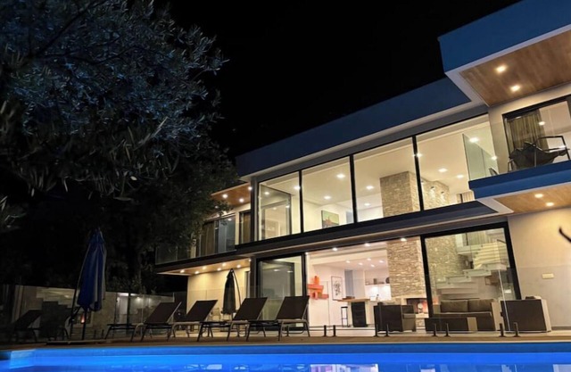 Luxurious contemporary villa with pool