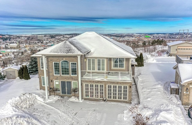 Luxurious & Cosy Hill Top House with Hot Tub & Best Views of Sunset and City