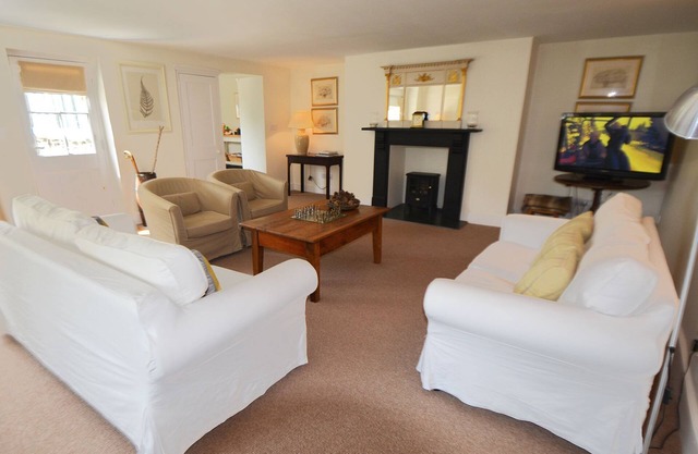 Luxurious cottage in 70 acres with private lake, fantastic views and walks