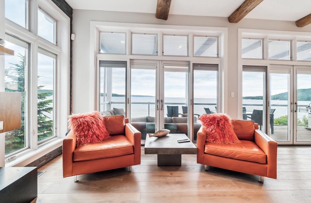 Luxurious Cottage in Tiny 5bd4bth|Private Beach Front