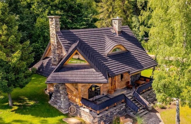 Luxurious cottage with a fireplace in Zawadka