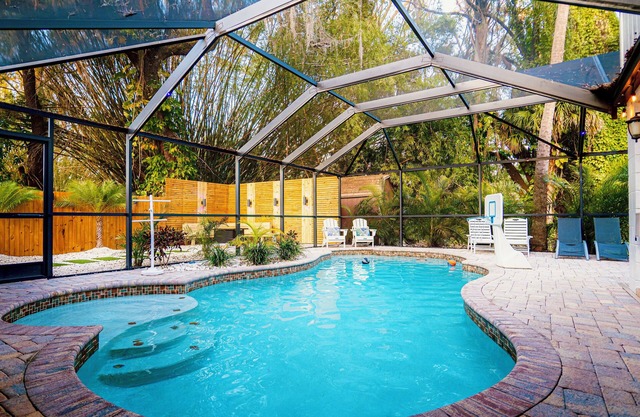 Luxurious & Cozy 6bed Gem ~ Heated Pool ~Fire Pit ~ Bar & Game Room ~ Downtown