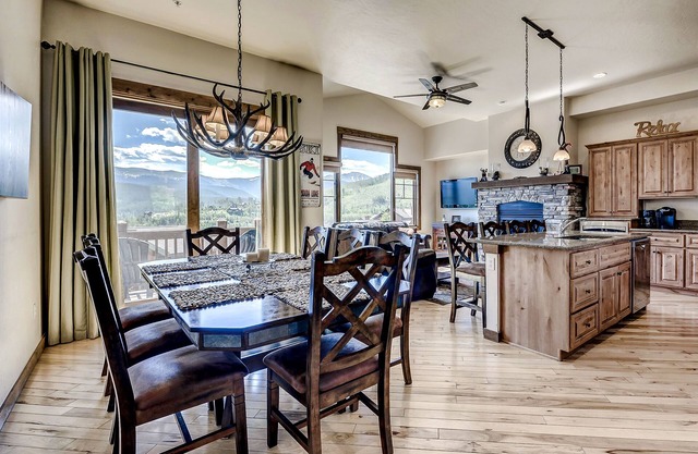 Luxurious Double Master Suites, Stunning Mountain View, Hot Tub & WiFi!