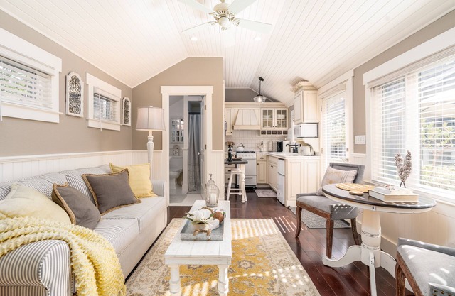 Luxurious Downtown Guest Cottage/2 Beds/Garden Oasis w/Firepit