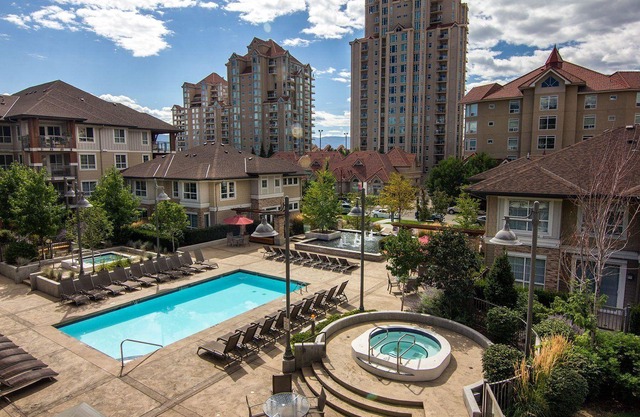 Luxurious Downtown Kelowna Condo! Steps to the Beach
