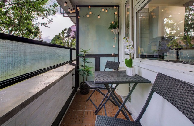 Luxurious Duplex across Portobello Road | 850 sq/ft, A/C, Parking, Flex Check-in