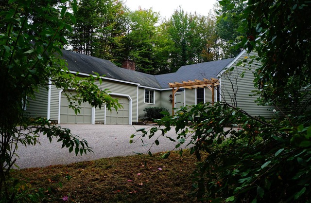 Luxurious Farmhouse Style Home - Get away from it all in picturesque setting
