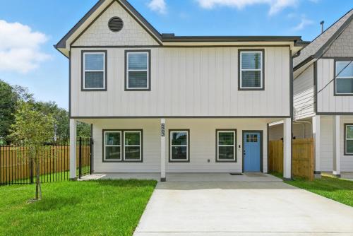 Luxurious Fully Furnished Newly Built 3 bedroom House Close To Downtown