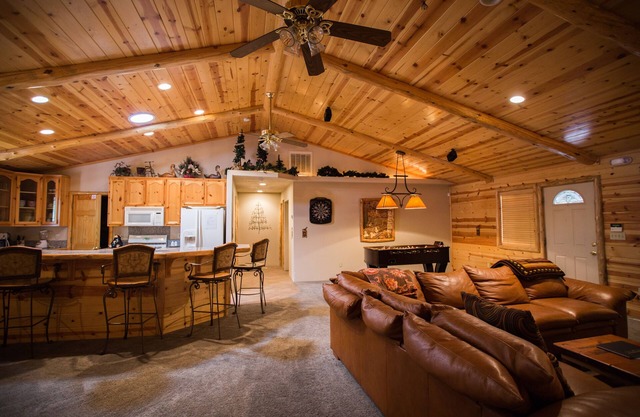 Luxurious home and perfect LOCATION!! Walk to Snow Summit.