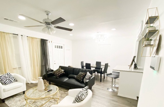 Luxurious Home away from Home! 10 min from Atlanta airport