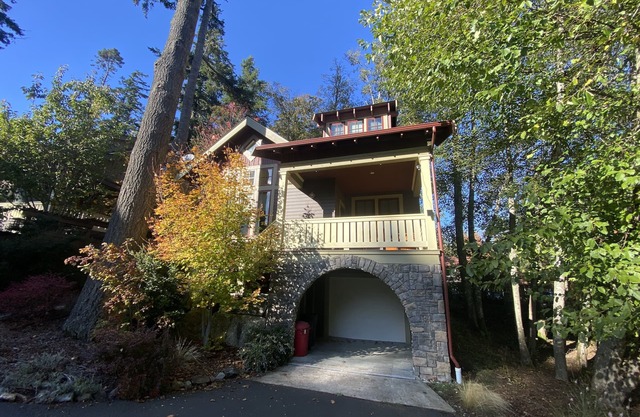Luxurious Home w/Hot Tub, 5 minute walk to Town and Beach
