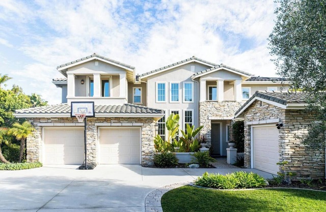 Luxurious Home w/Hot Tub & Pool + Water Slide