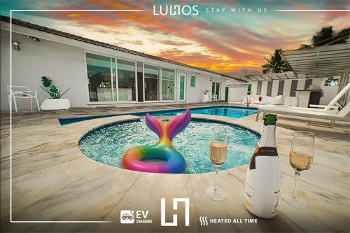 Luxurious Home with BBQ, Hot Tub, Heated Pool & Wifi - L36